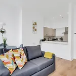 Contemporary Oasis In Paddington